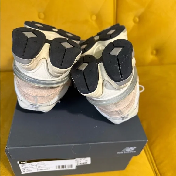 New Balance Women's 9060 W10.5 - Picture 3 of 8